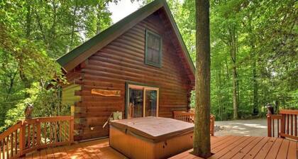 Budget friendly! Dog friendly ! 2 bdrm, 2 ba log cabin. Hot Tub, wifi !!
