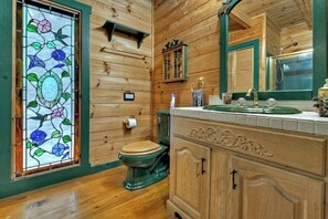 Shower, hair dryer, towels, soap - Budget friendly! Dog friendly !  2 bdrm, 2 ba log cabin. Hot Tub, wifi !! (Ellijay)