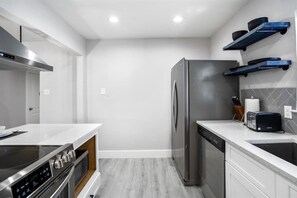 Kjøleskap, mikrobølgeovn, ovn og kokeplater