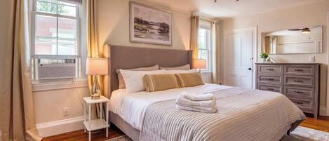 6 chambres, bureau, fer et planche à repasser, lit parapluie