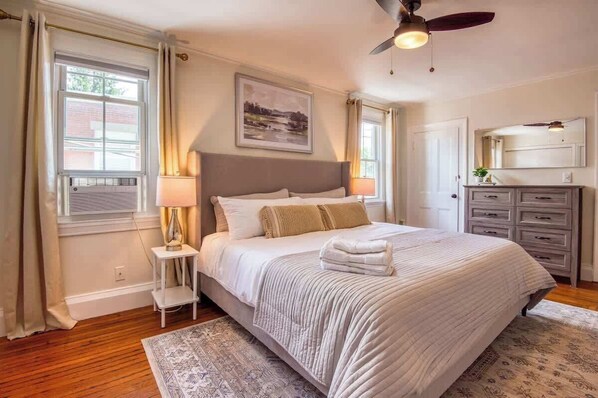 6 bedrooms, desk, iron/ironing board, travel cot