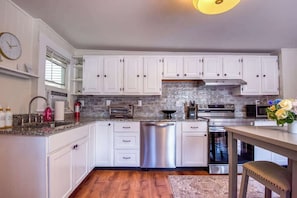 Fridge, microwave, oven, stovetop - Spacious 6BR close to Portsmouth, beaches and UNH (Dover)