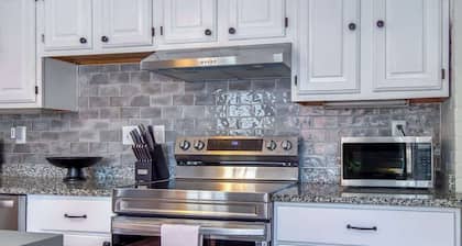 Spacious 6BR close to Portsmouth, beaches and UNH