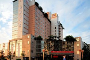 Ett hotell med flera våningar, en framträdande entré och tydlig skyltning.