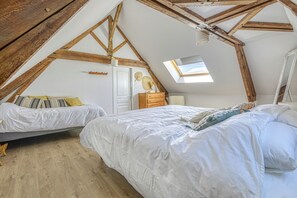 4 habitaciones, tabla de planchar con plancha, wifi y ropa de cama 
