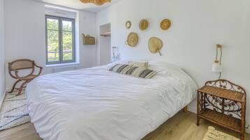 4 bedrooms, iron/ironing board, WiFi, bed sheets