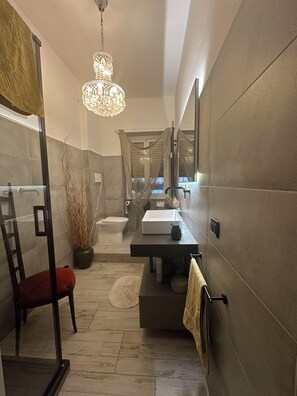 Doccia, asciugacapelli, bidet, asciugamani