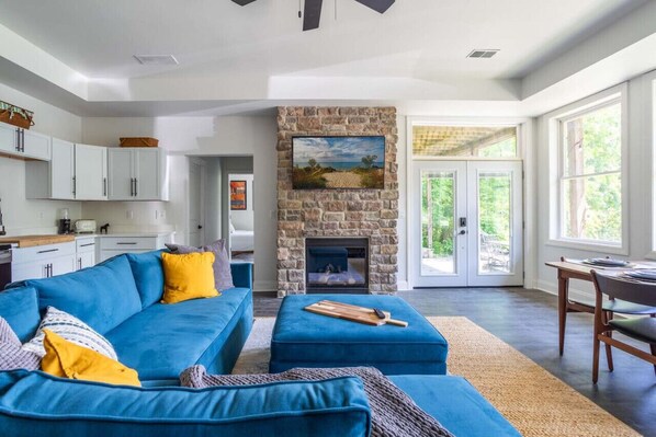 Una Smart TV, una chimenea, libros, una pantalla de ordenador