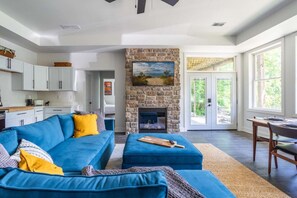 Smart TV, chimenea, libros, monitor de computadora