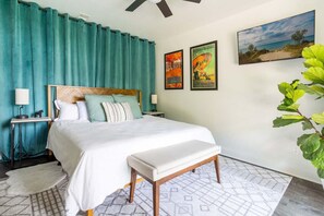 1 chambre, bureau, fer et planche à repasser, lit parapluie