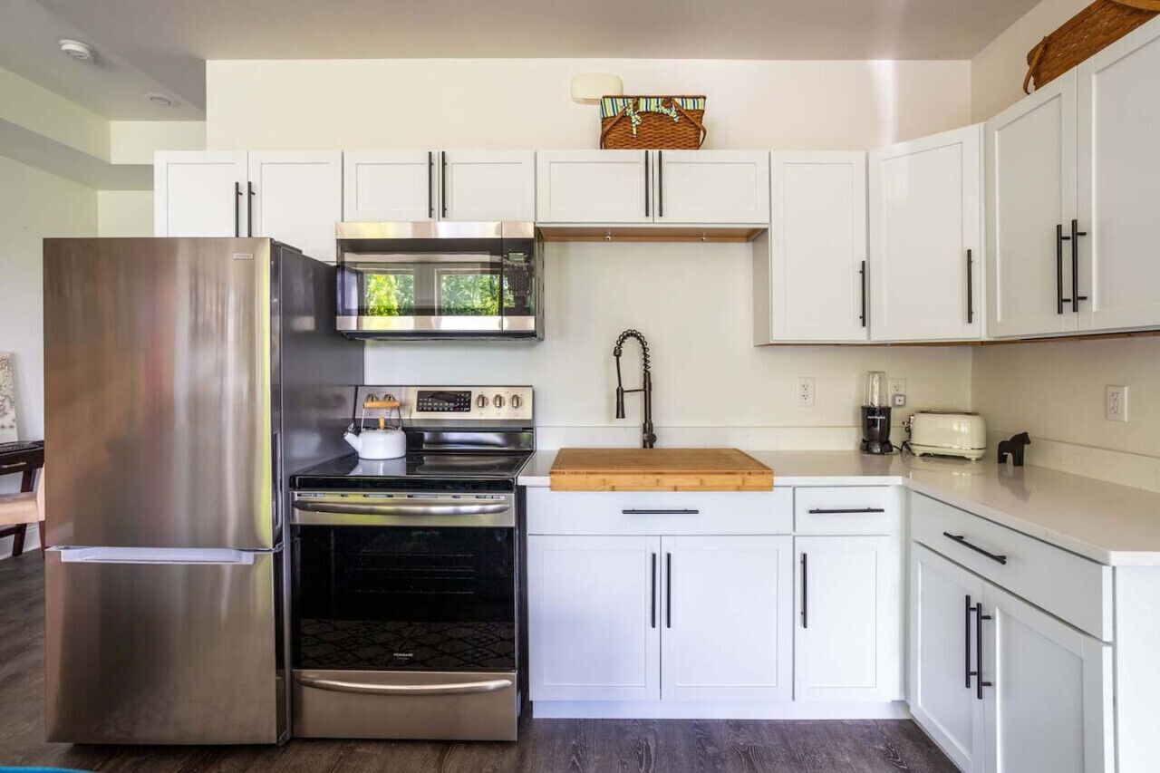 Frigorífico, microondas, horno y placa de cocina