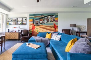 TV connectée, cheminée, livres, écrans d'ordinateur