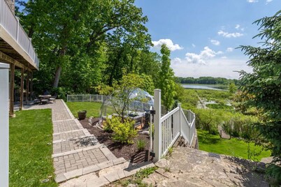 Lake retreat with unique dome near Indiana Dunes
