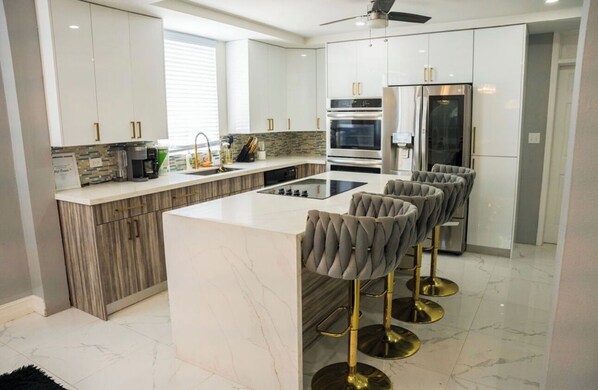 Fridge, microwave, oven, stovetop - Island Haven Hideaway
(Nassau)