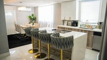 Frigorífico, microondas, horno y placa de cocina