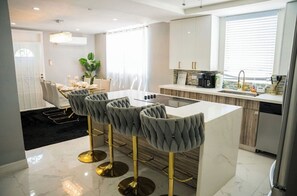 Een koelkast, een microgolfoven, een oven, een kookplaat