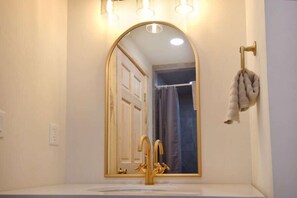 Luksus-hytte - bjergudsigt | Badeværelse | Gratis toiletartikler, håndklæder, Sæbe, Shampoo