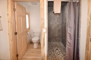 Luxury Cabin, Mountain View | Bathroom | Free toiletries, towels, soap, shampoo
