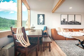 Luxury Cabin, Mountain View | Living area | 65-inch Smart TV with digital channels, Netflix, Hulu - EML 1 Pack Saddle Jack (Paonia)