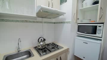 Refrigerador, microondas, cafetera y tetera y tetera eléctrica