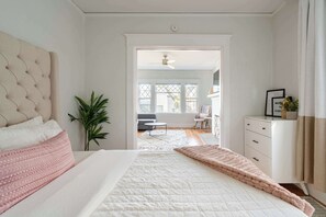 1 dormitori, planxa i posts de planxar, un bressol de viatge i wifi 