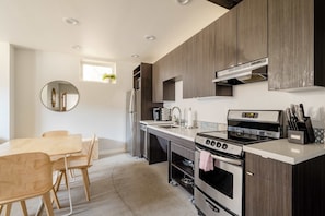 Fridge, microwave, oven, stovetop - 3BR • Sleeps 8 • Foodie Haven • SE Portland (Portland)