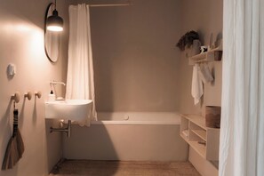 Een haardroger, handdoeken, zeep, toiletpapier