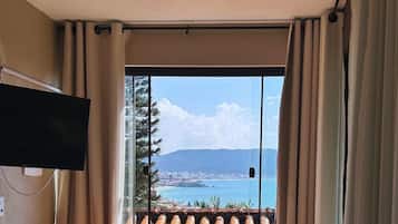 Superior Studio Suite, Balcony, Sea View | Living area