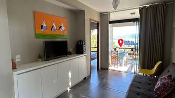 Apartamento, sacada, vista para o mar | Área de estar