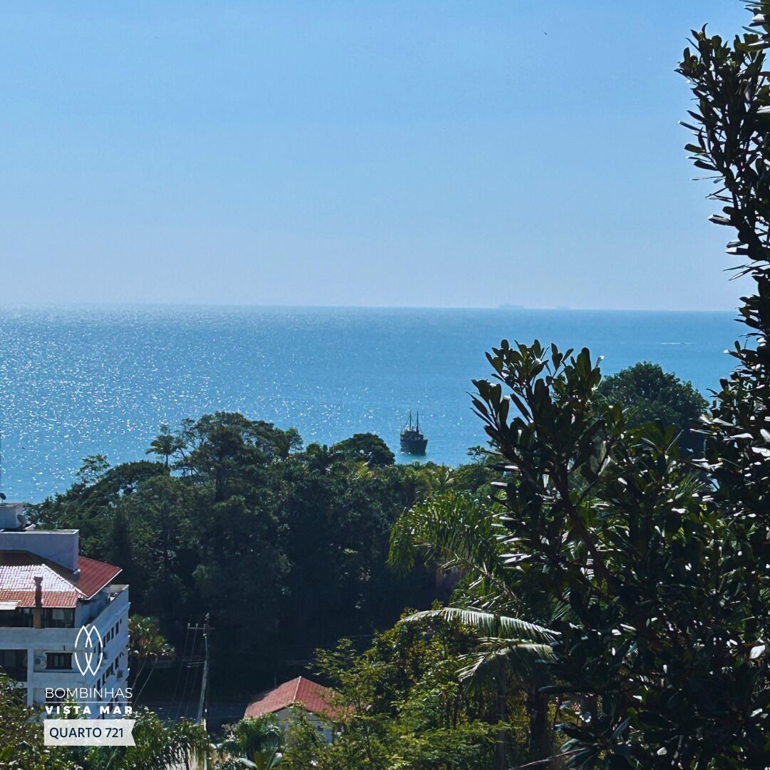 A coastal view with a building labeled "BOMBINHAS VISTA MAR QUARTO 721".