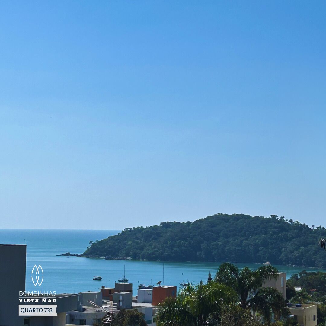 Vista costera con un edificio identificado como "BOMBINHAS VISTA MAR QUARTO 733".