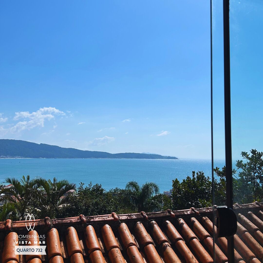 Vista costera desde una terraza con baldosas y cielo despejado.