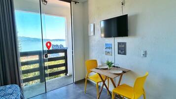 Quarto casal superior, sacada, vista para o mar | Área de estar