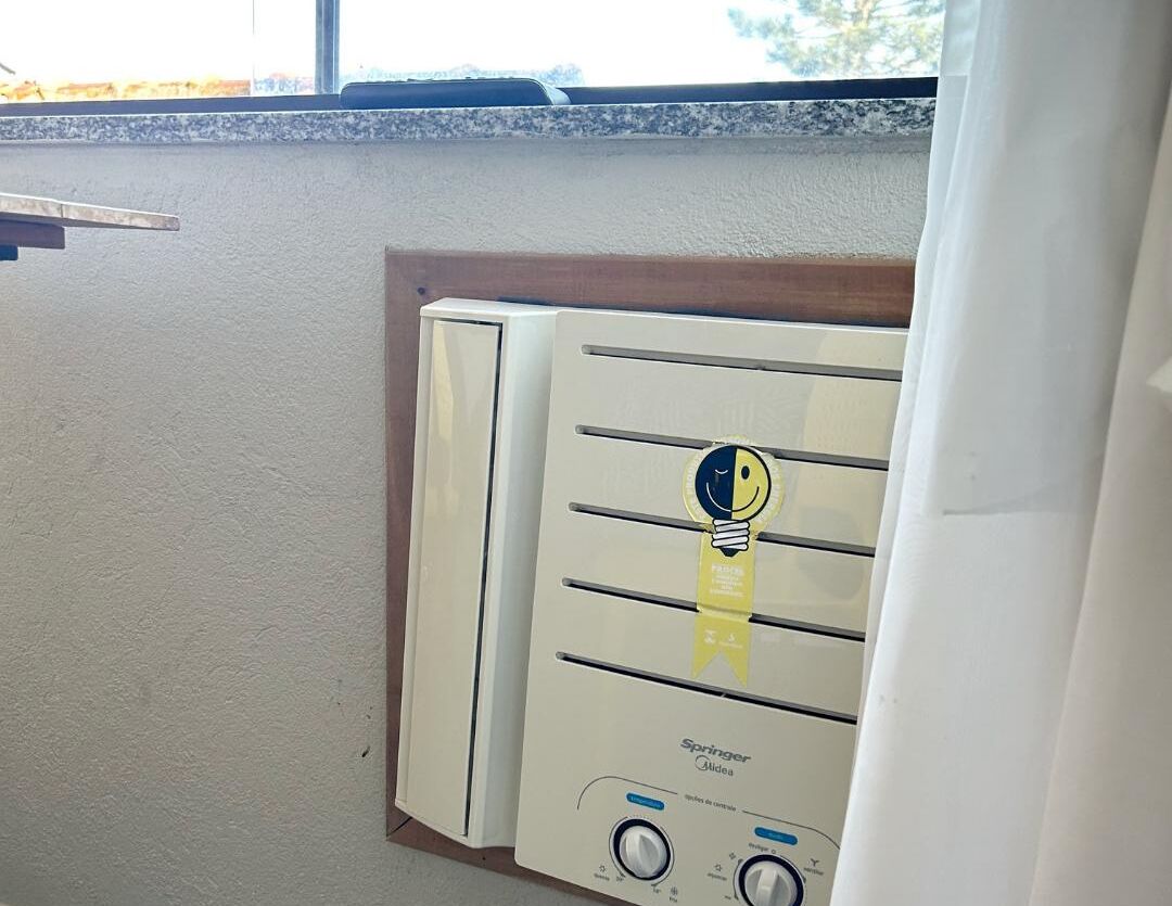Aquecedor de parede com painel de controle e adesivo indicando certificação de segurança.