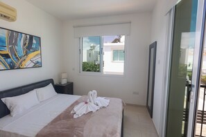 2 bedrooms, in-room safe, iron/ironing board, travel crib - Villa Oria, Modern 2BDR Villa with Pool, Walking Distance to the Beach (Pernera)