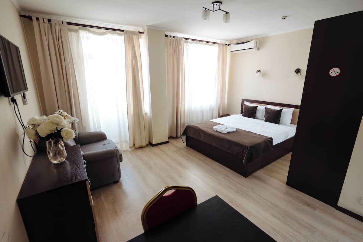 Hypo-allergenic bedding, minibar, laptop workspace