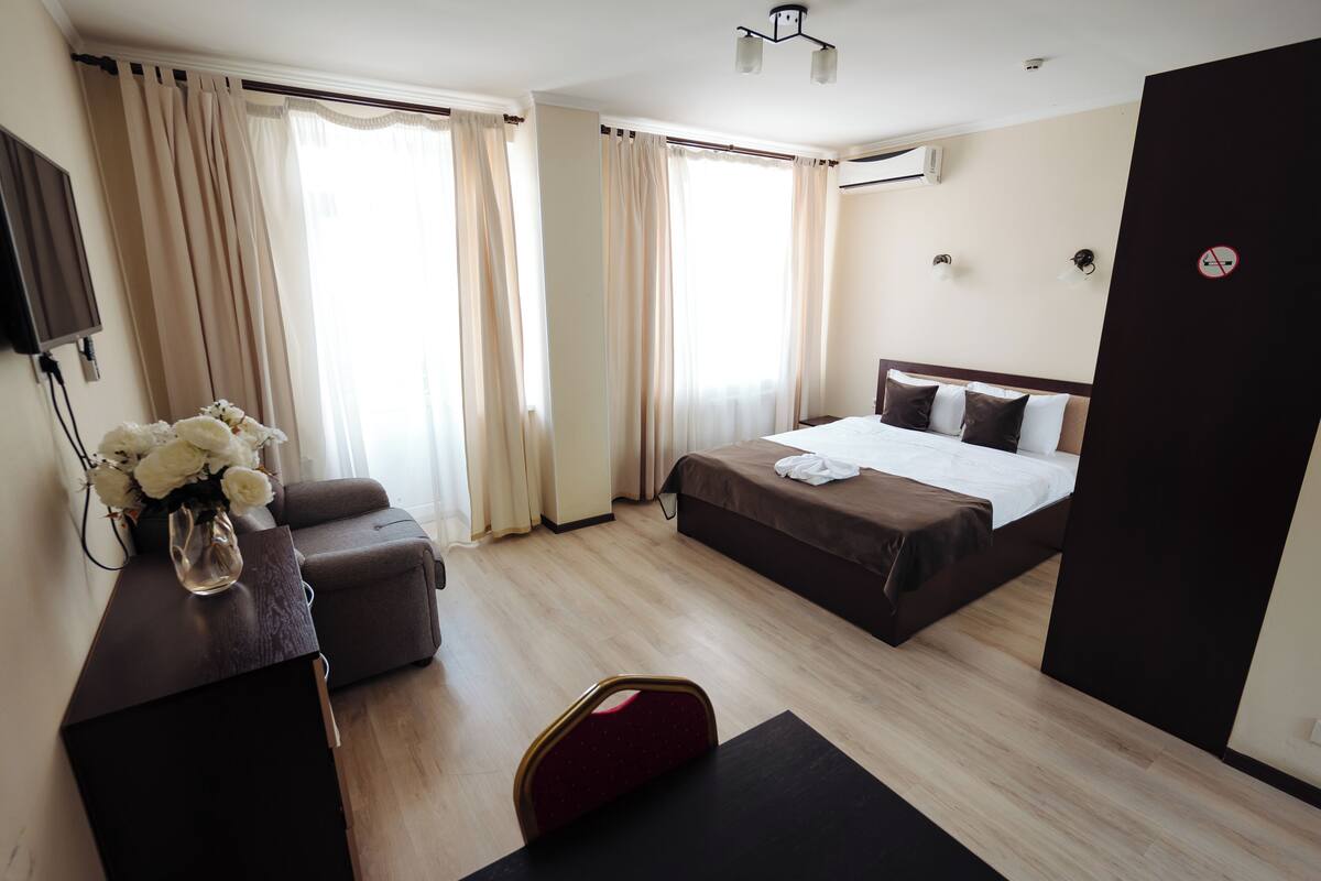 1 bedroom, hypo-allergenic bedding, minibar, laptop workspace