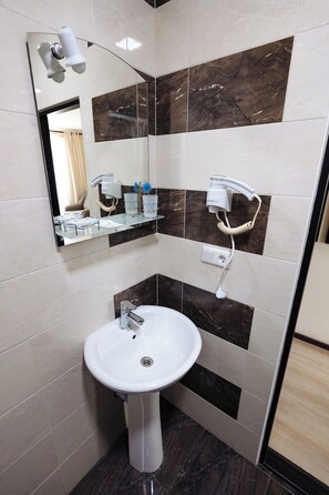 Family Room, Pool View | Bathroom | Shower, free toiletries, hair dryer, slippers - Lolo's Bliss Hotel (Chisinau)