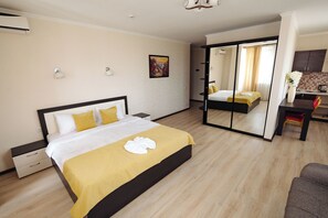 Business Double Room, City View | Hypo-allergenic bedding, minibar, laptop workspace, iron/ironing board - Lolo's Bliss Hotel (Chisinau)