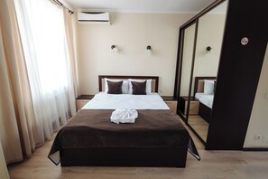 Business Single Room | Hypo-allergenic bedding, minibar, laptop workspace, iron/ironing board - Lolo's Bliss Hotel (Chisinau)