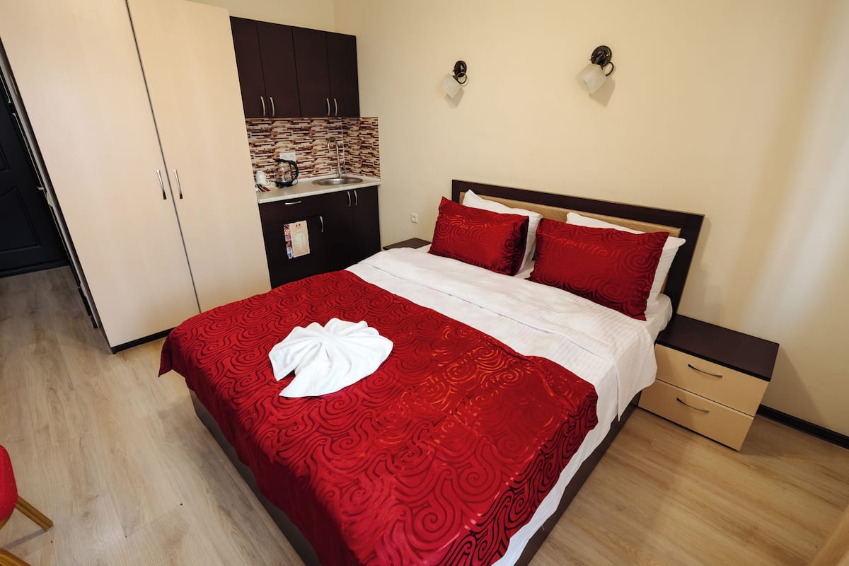 Hypo-allergenic bedding, minibar, laptop workspace