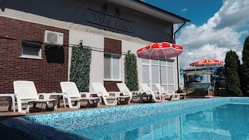Seasonal outdoor pool
