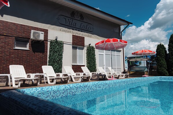 Seasonal outdoor pool - Lolo's Bliss Hotel (Chisinau)