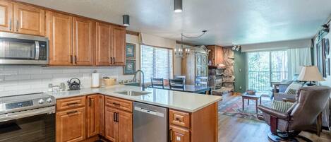 Kjøleskap, mikrobølgeovn, ovn og kokeplater