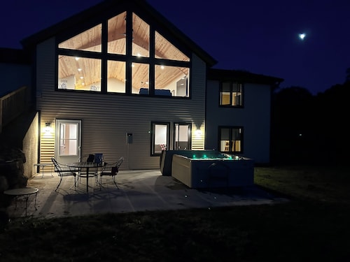 Lighted Hot Tub w/ 4 BD/2.5 Baths and VERY close to town.