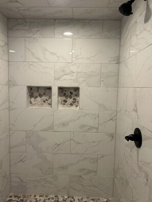 Dusche, Haartrockner, Handtücher, Seife