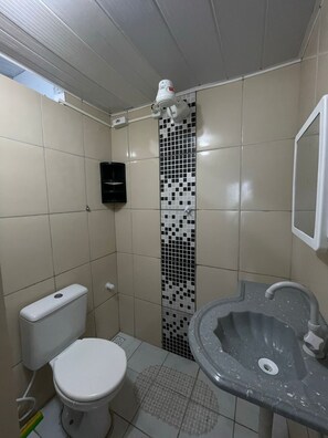 Douche, serviettes fournies, papier toilette