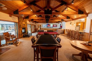 Game room - Incredible Ranch Retreat To Yourself - 7-bedroom Estate On The River (Burkburnett)