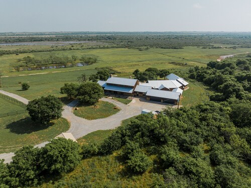 Incredible Ranch Retreat To Yourself - 7-bedroom Estate On The River