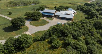 Incredible Ranch Retreat To Yourself - 7-bedroom Estate On The River